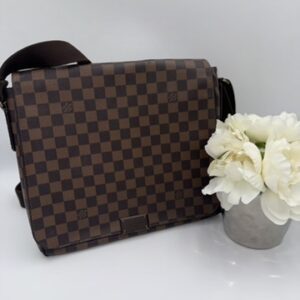 Louis Vuitton District Messenger